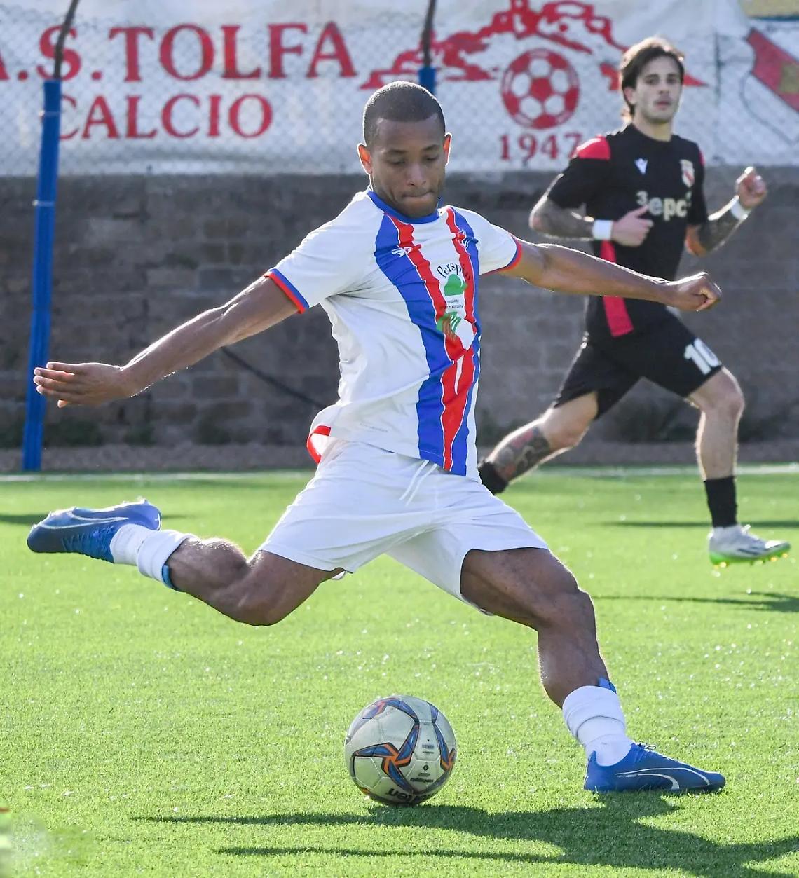 Il Santa Marinella celebra bomber Peppe Tabarini