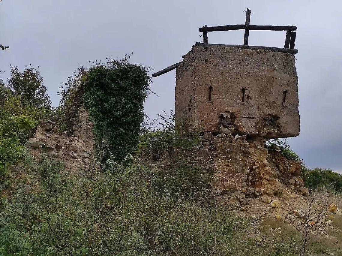 Il grido degli allumieraschi: &laquo;Salvate il silos della Cava del Ferro&raquo;