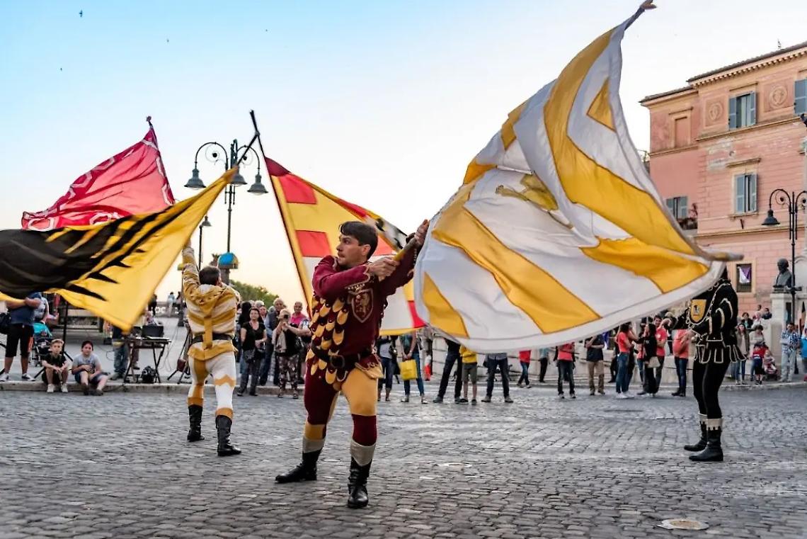 A Tarquinia sfila la rievocazione storica delle Contrade