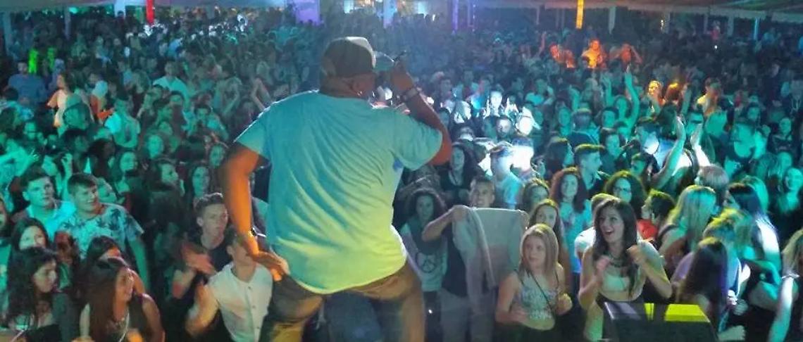 Movida di fronte le case: &egrave; gi&agrave; braccio di ferro