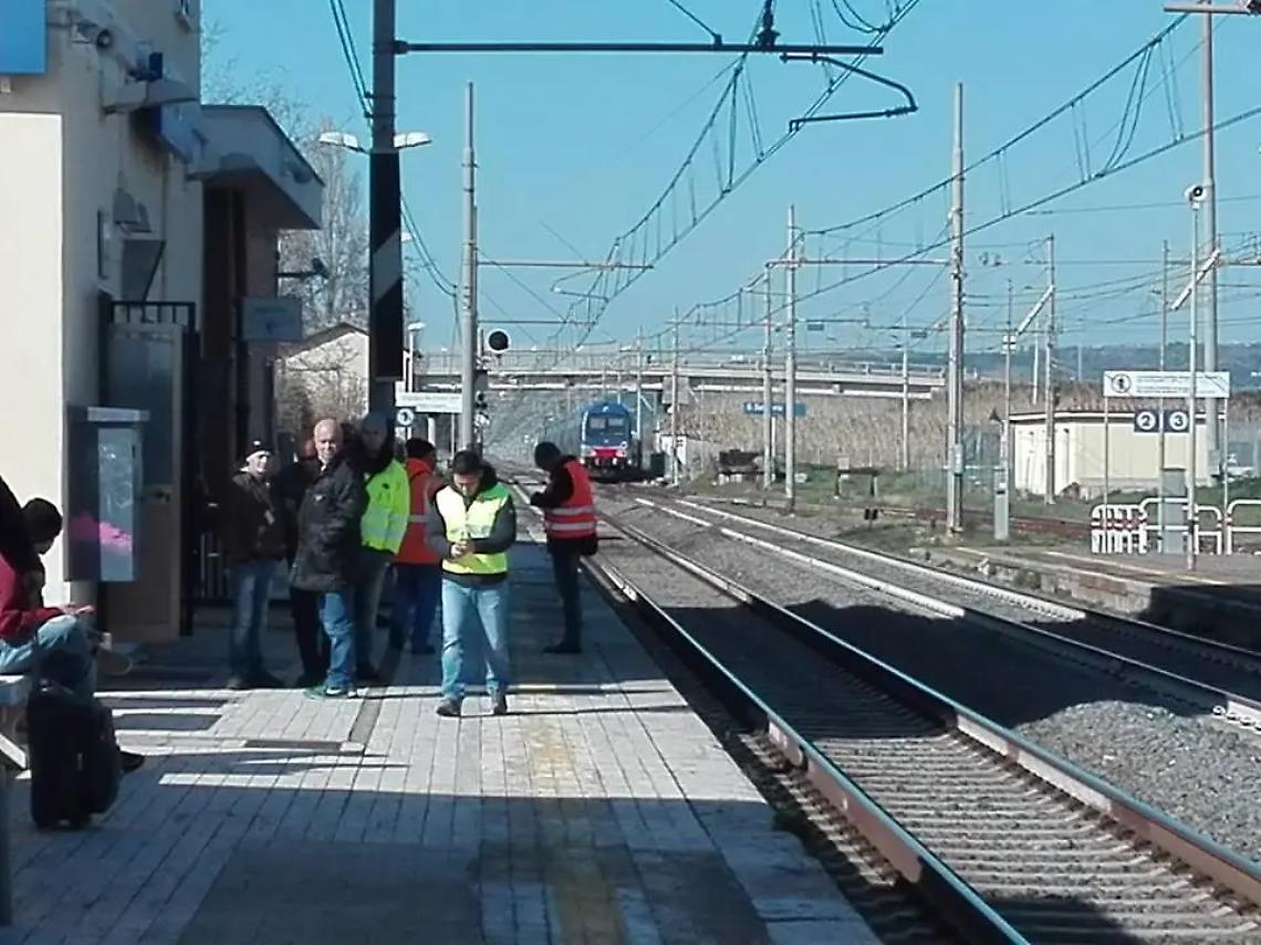 Travolto dal treno: indagini per ricostruire la dinamica