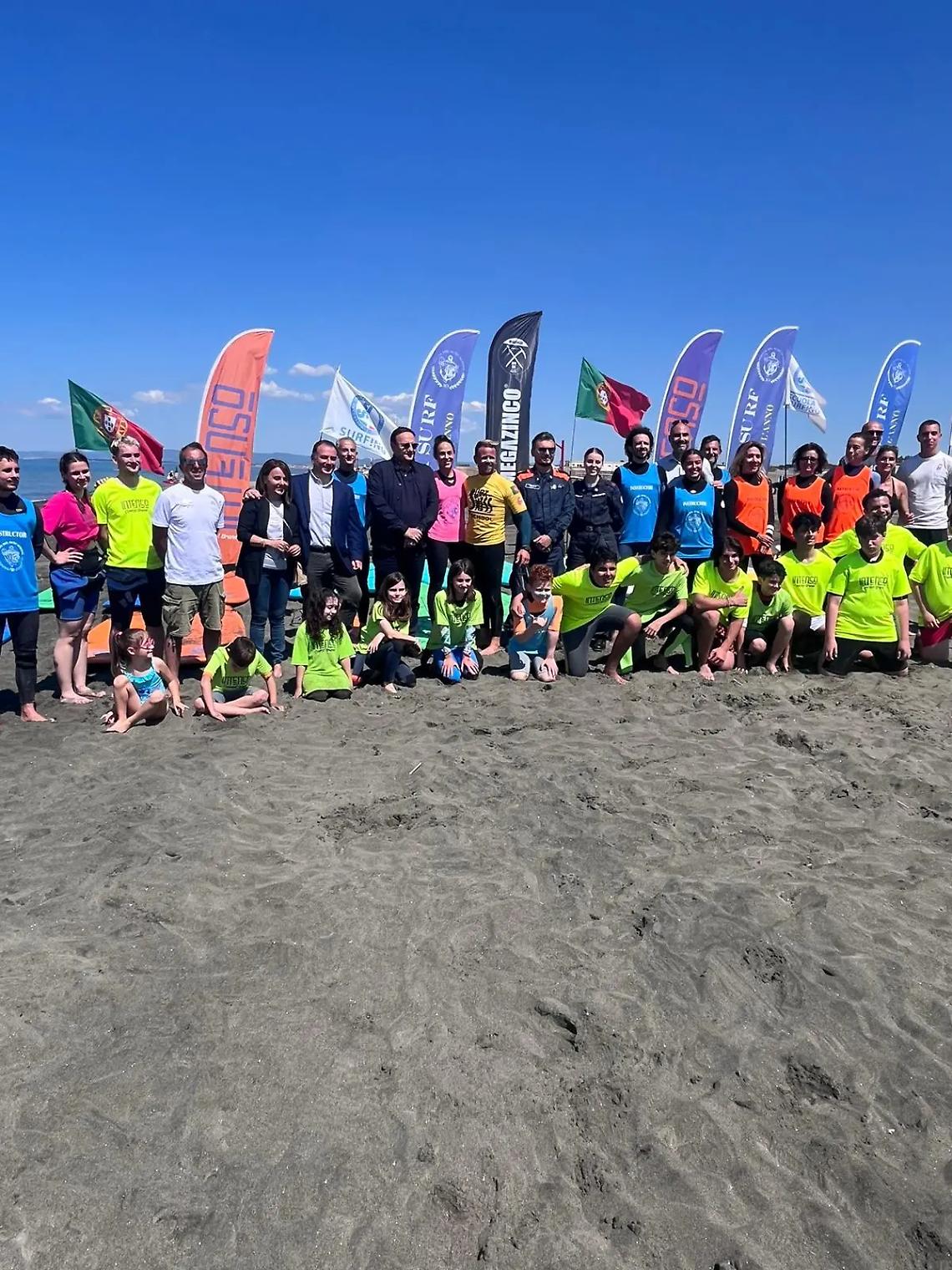 A Fregene i ragazzi delle case famiglia in spiaggia con il &ldquo;Sogno del surf&rdquo;