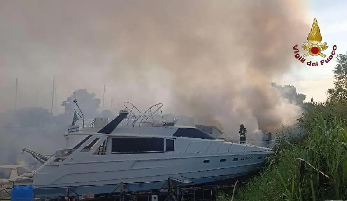 Divampano le fiamme in un cantiere nautico