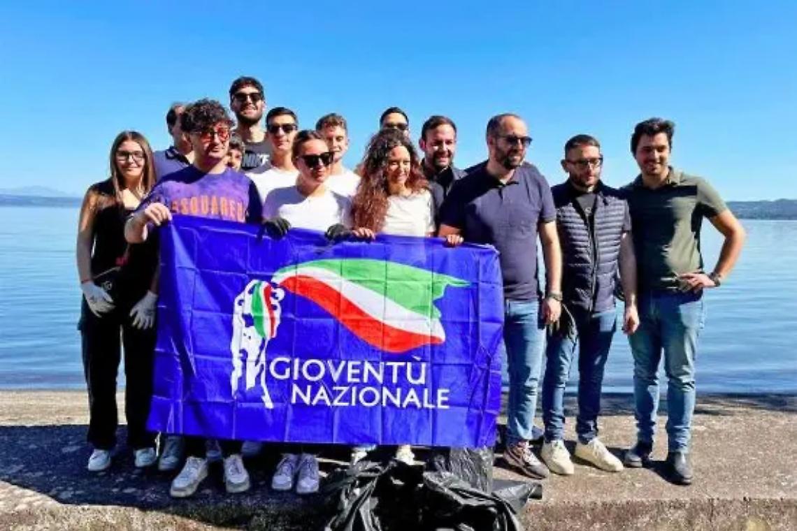 Ripulita la spiaggia del lungolago