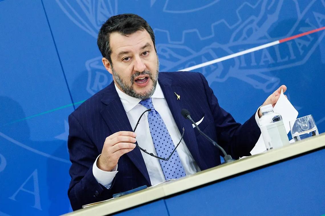 Salvini: &laquo;Tuteliamo il diritto al lavoro degli uomini di mare&raquo;