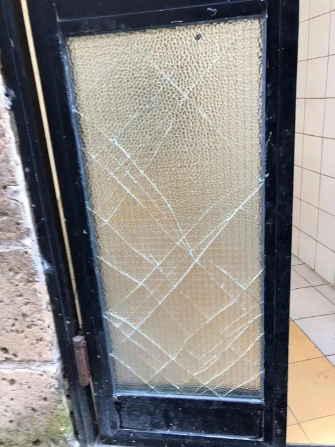 Vandalizzato il vetro dei bagni pubblici: la condanna del Comune
