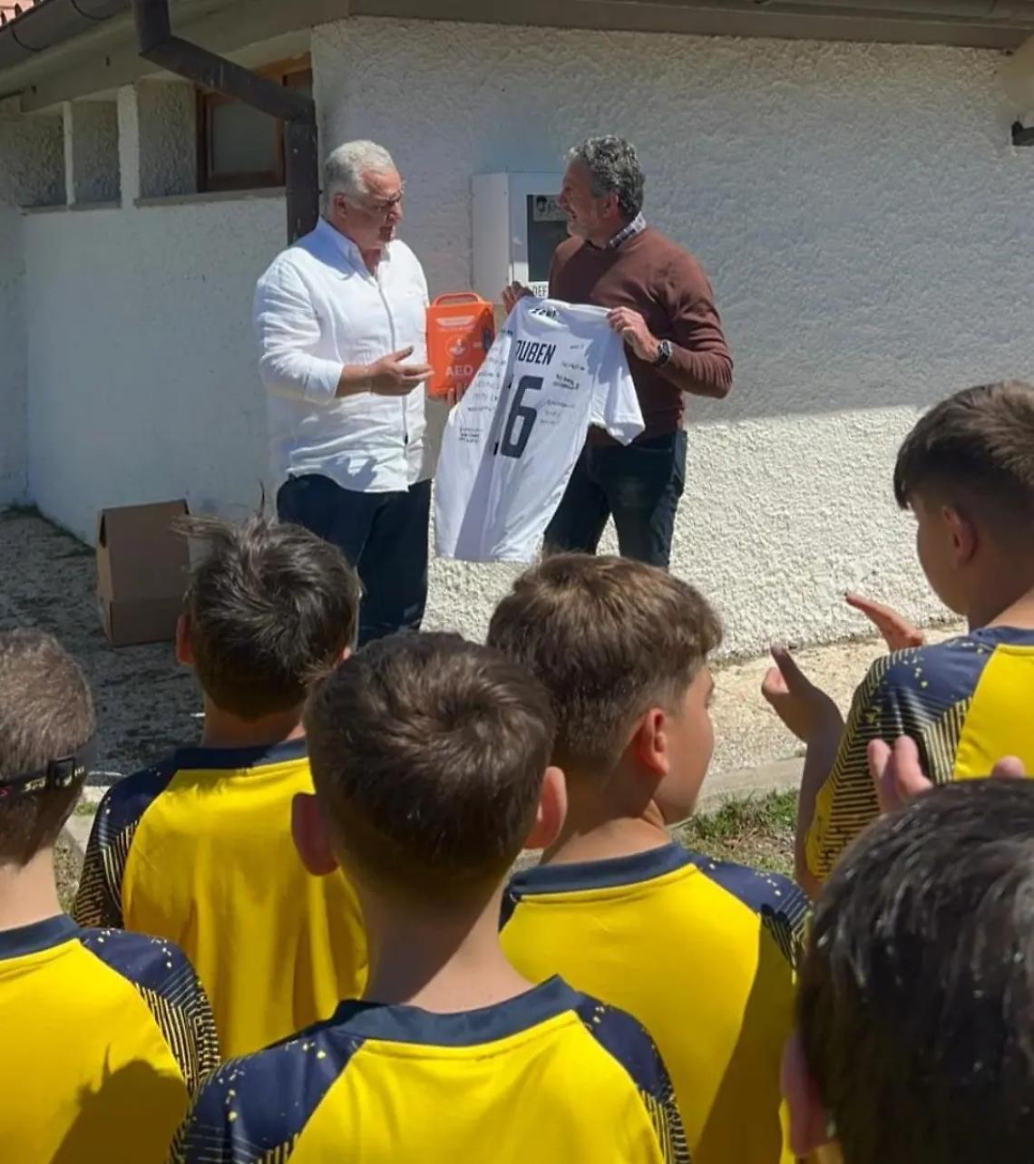 L&rsquo;associazione &ldquo;Ruben Ciarlanti&rdquo; ha consegnato un defibrillatore al Calcio Tuscia