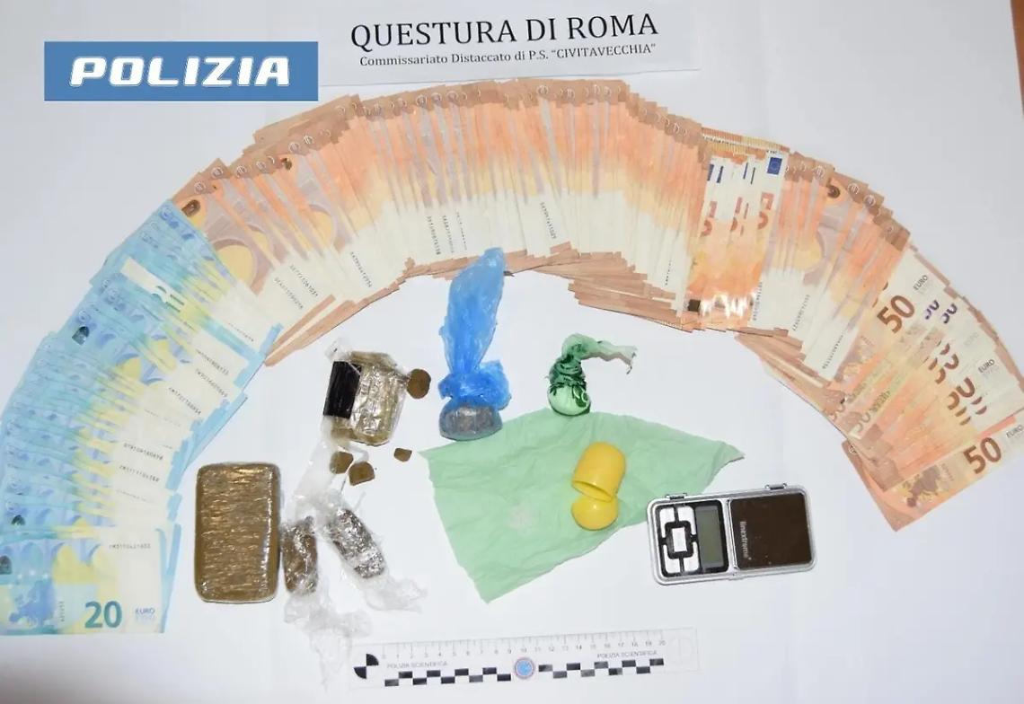 Spaccio, due arresti della Polizia: in manette una 50enne e un 60enne