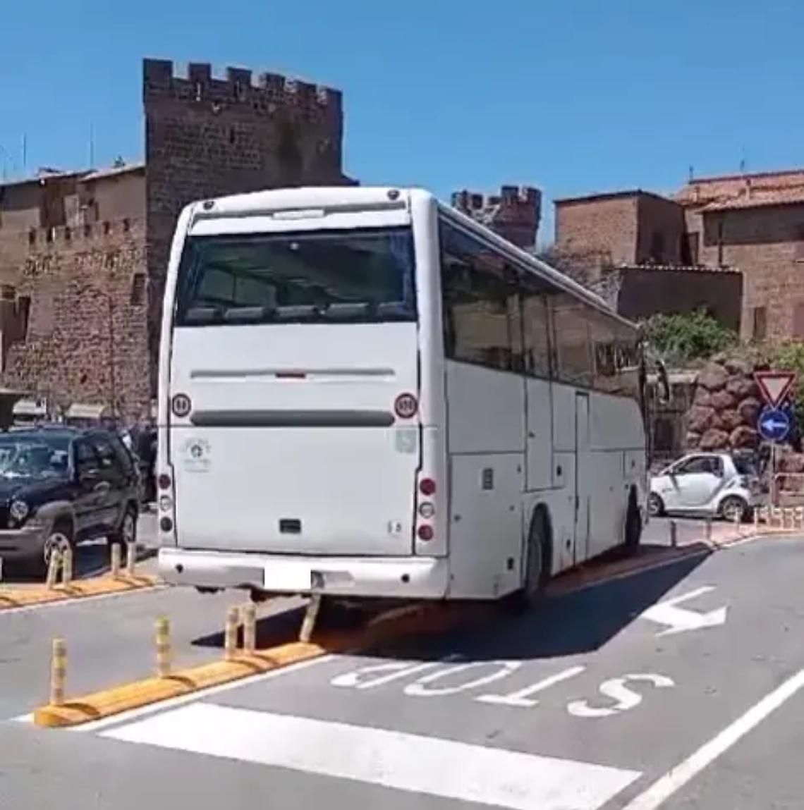 &laquo;Corsia troppo stretta, autobus incastrati&raquo;