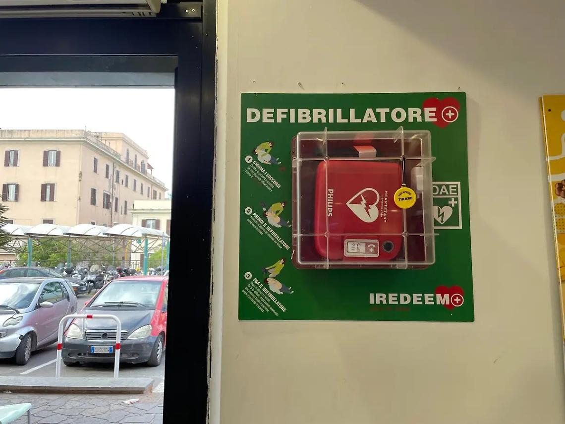 La Goccia dona un nuovo defibrillatore alla stazione ferroviaria