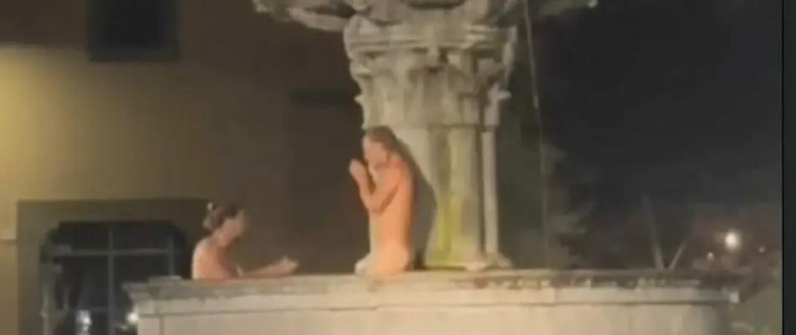 Turisti fanno il bagno completamente nudi nella fontana di piazza del Ges&ugrave;