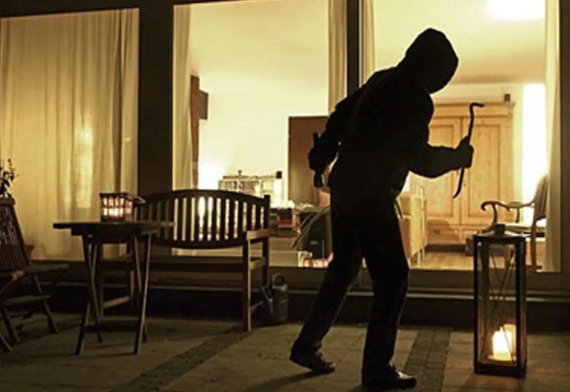 Colpo in un&rsquo;abitazione sulla Sammartinese: diecimila euro il bottino