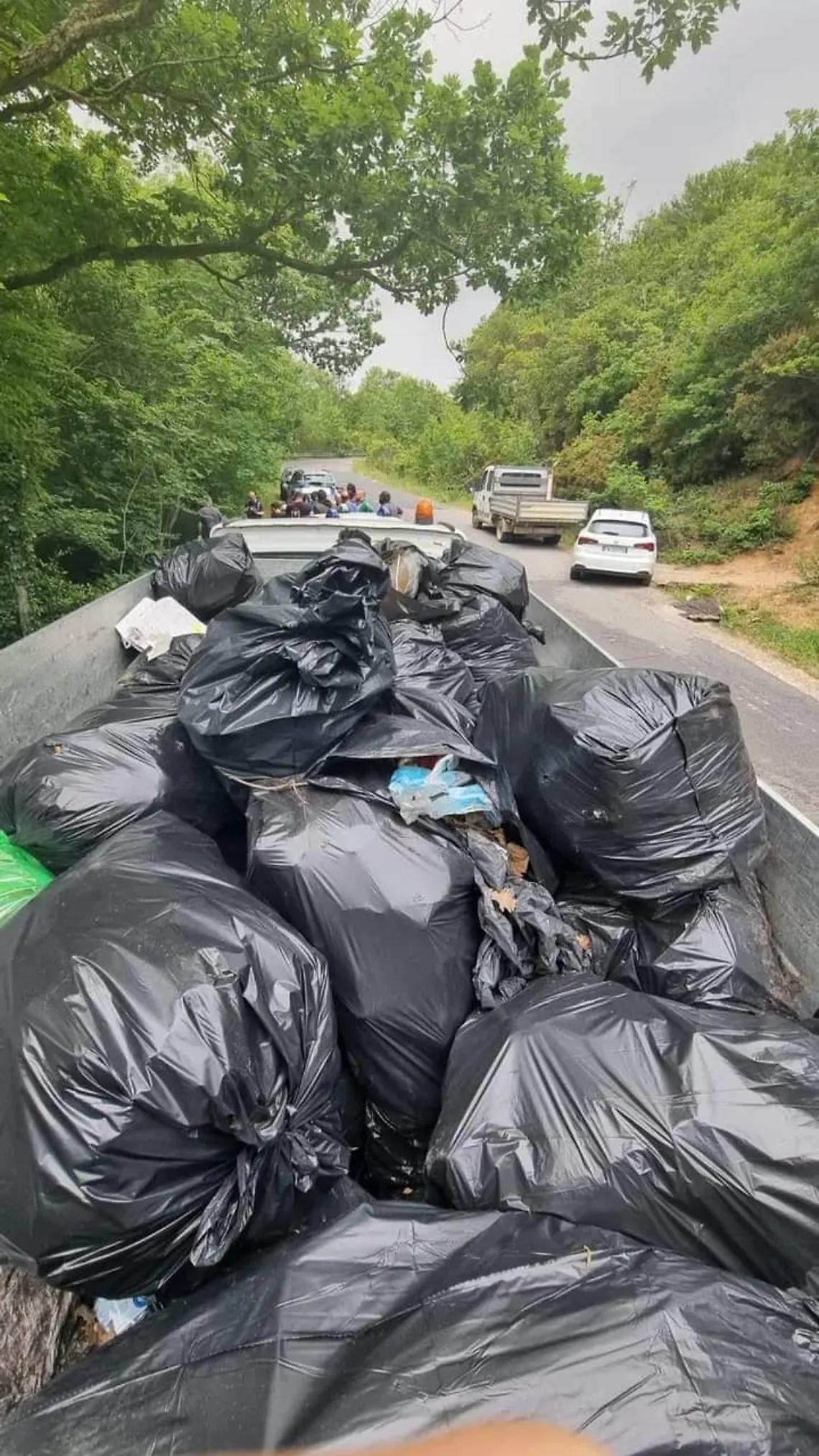 Grande bonifica in via della Circonvallazione: i volontari hanno rimosso tutti i rifiuti