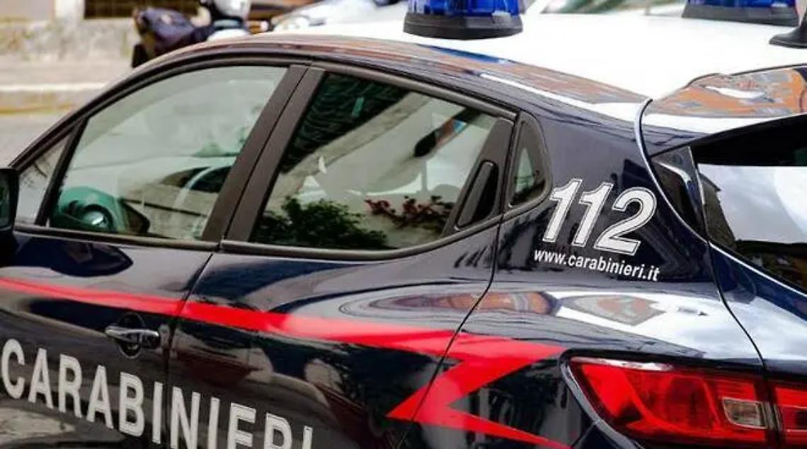 Carabinieri, scene da film al mercato