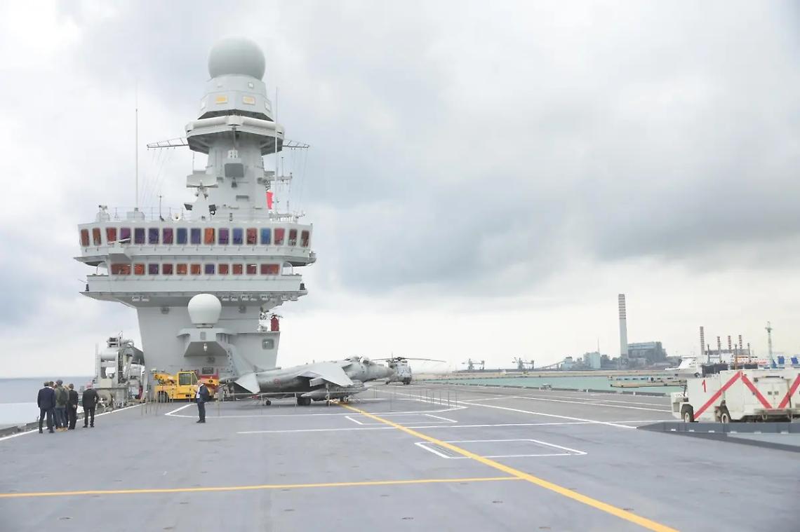 Nave Cavour in disormeggio: il video conquista i social