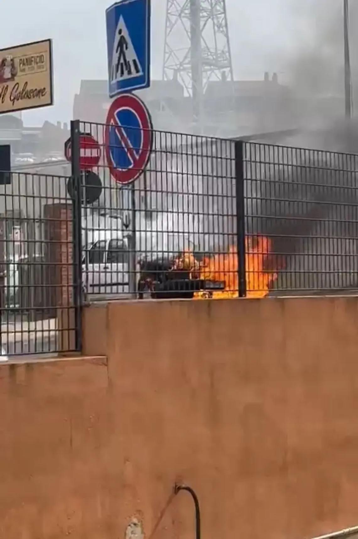 Tarquinia, auto in fiamme al parcheggio di via delle Croci