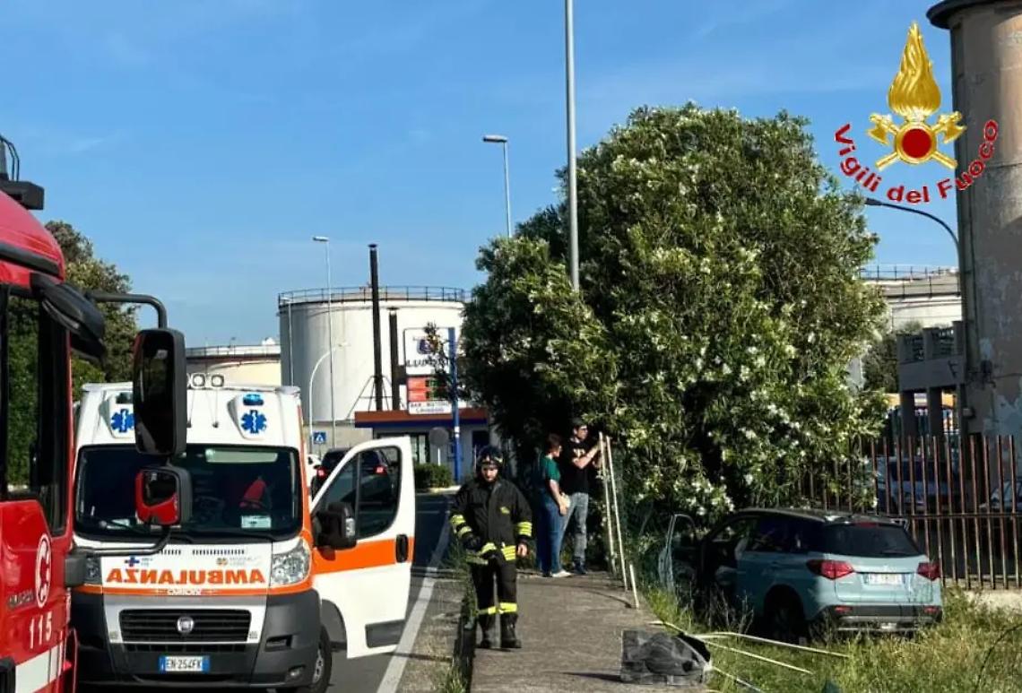 Auto contro il muro sull&rsquo;Aurelia: due donne e una neonata al San Paolo