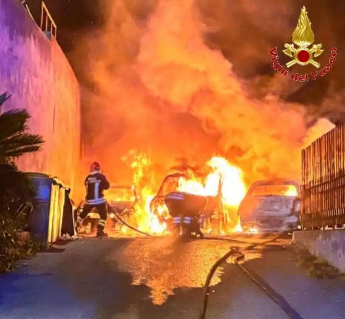 Incendio in via delle Fresie: quattro auto in fiamme a Santa Marinella