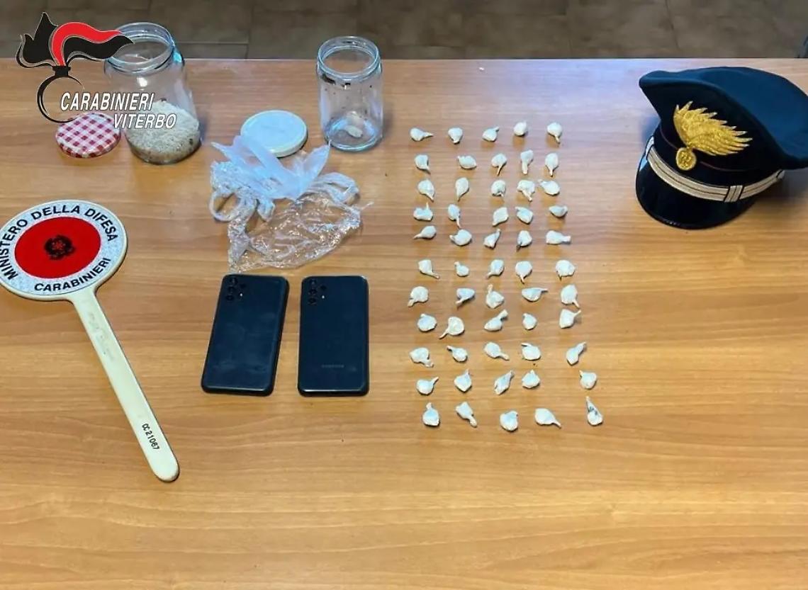 Nascondono mezzo etto di cocaina sul ciglio della strada: arrestati in due