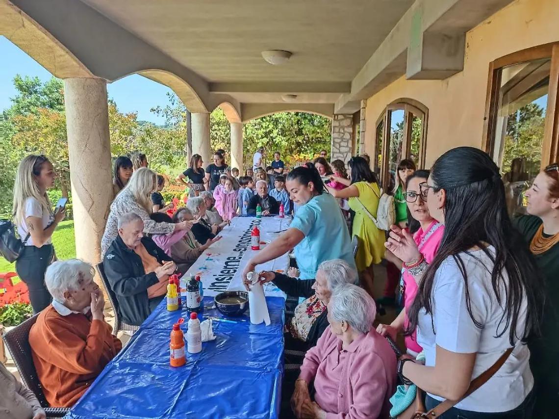 &ldquo;Emozionando in girandola&rdquo;: giovani e anziani tra pittura, musica, collage e fiabe