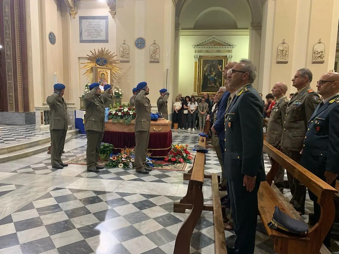 Picchetto d&rsquo;onore, lacrime e singhiozzi nel giorno dell&rsquo;addio al luogotenente dell&rsquo;esercito Roberto Cattaneo