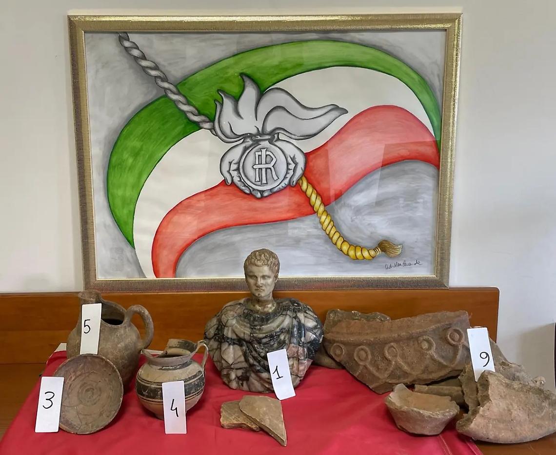 Teneva in mostra nel salone reperti archeologici di dubbia provenienza