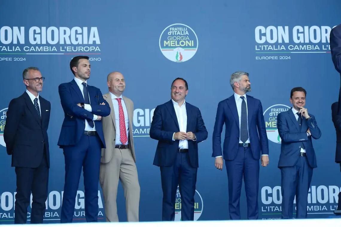 Piazza del Popolo, Grasso sul palco con la Meloni