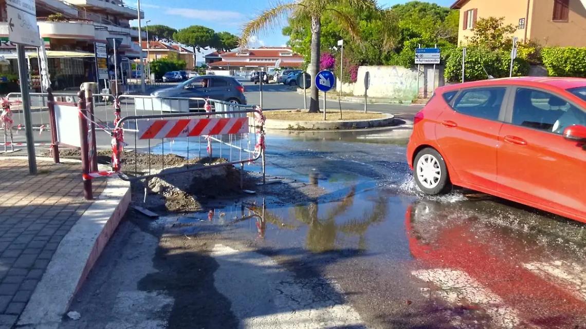 Tranciano per errore la condotta e la strada diventa un lago