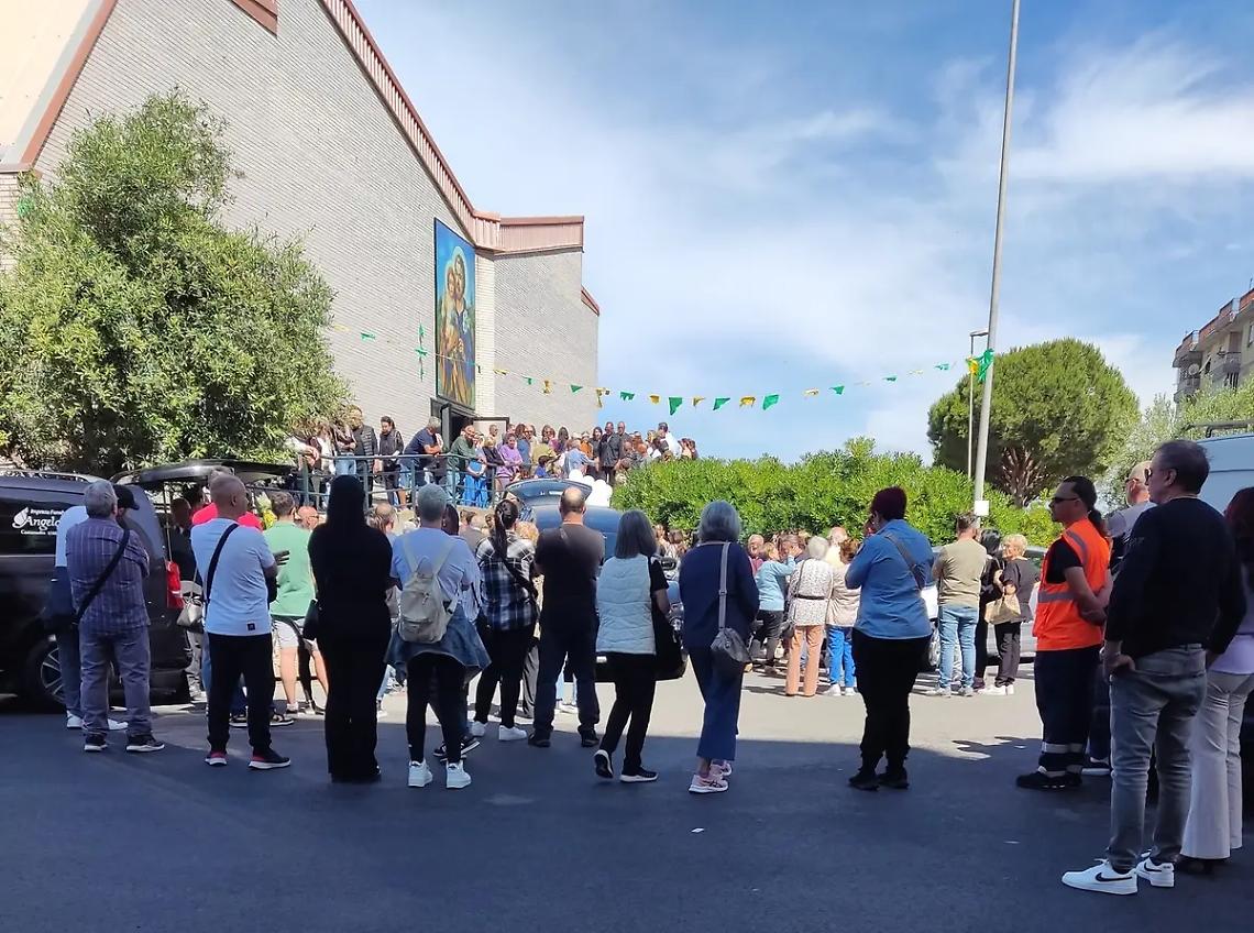 L&rsquo;ultimo abbraccio a Fabrizio