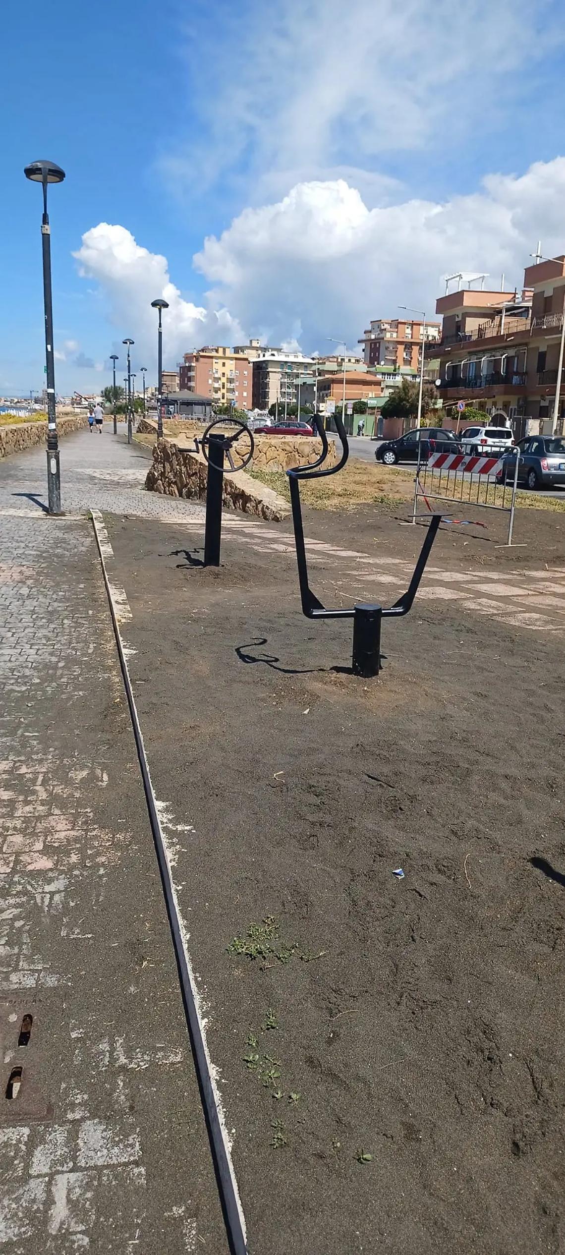 Vandali scatenati: ci mettono poche ore a demolire l&rsquo;area sport