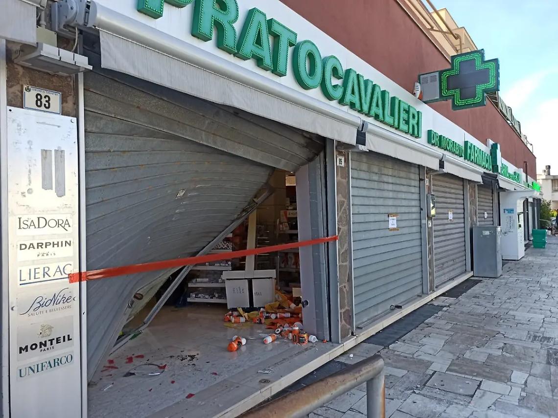 Forzano la saracinesca e rubano le casse: furto in farmacia