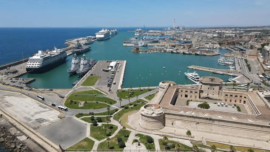Otto unit&agrave; della Marina Militare visitabili in porto