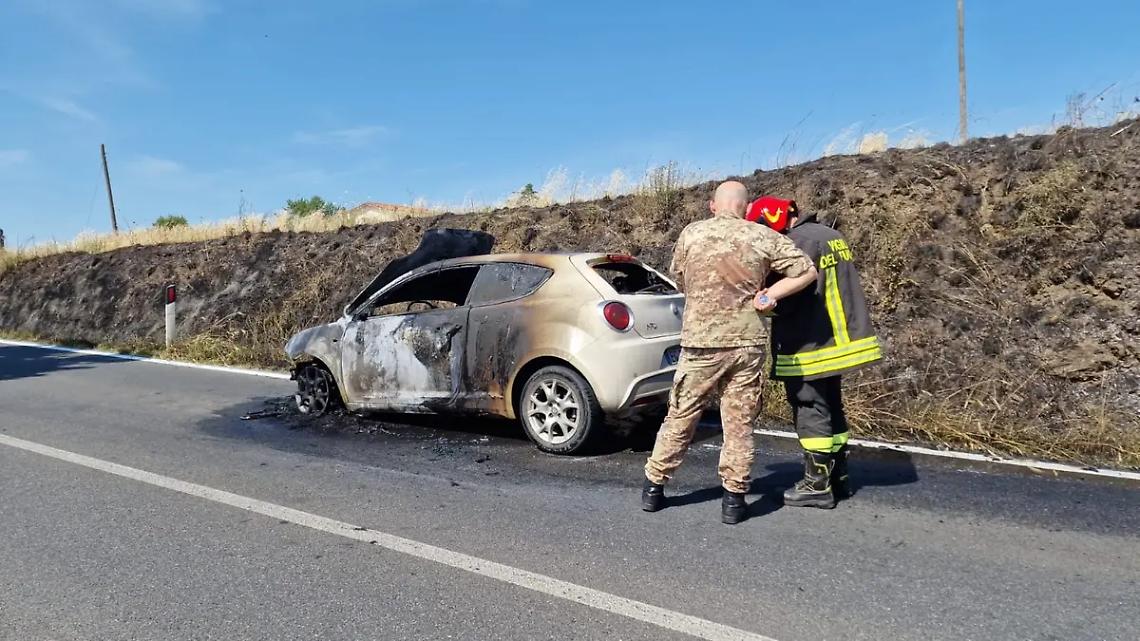 Viterbo, auto in fiamme sulla Cassia Nord
