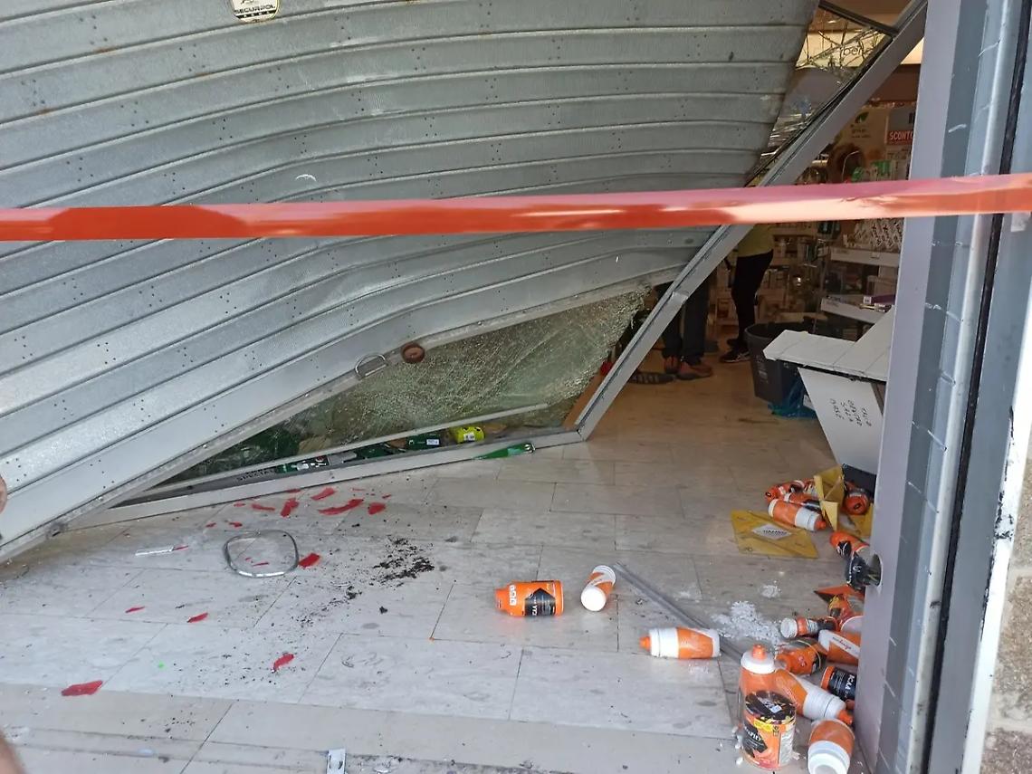 Rubano un&rsquo;auto e fanno irruzione in farmacia: bottino di 20mila euro