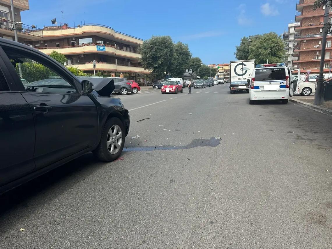 Incidente in via Palo Laziale, due feriti