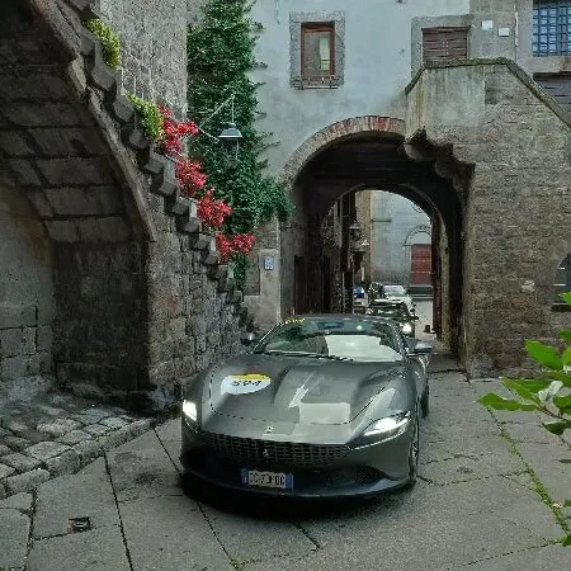 Il fascino della Mille Miglia in queste ore nella Tuscia con i passaggi clou nel pomeriggio di oggi nel capoluogo e domani mattina a Civita Castellana