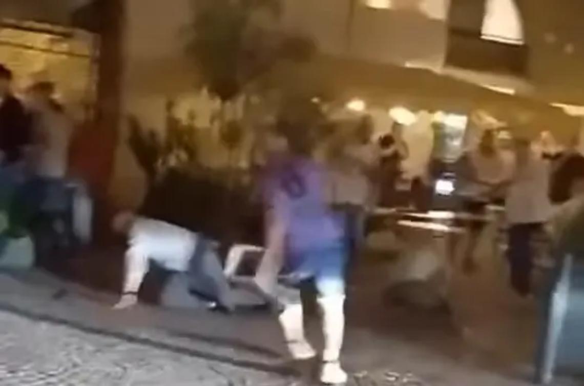 Lite in piazza del Comune, locali della provincia vietati ai due giovani