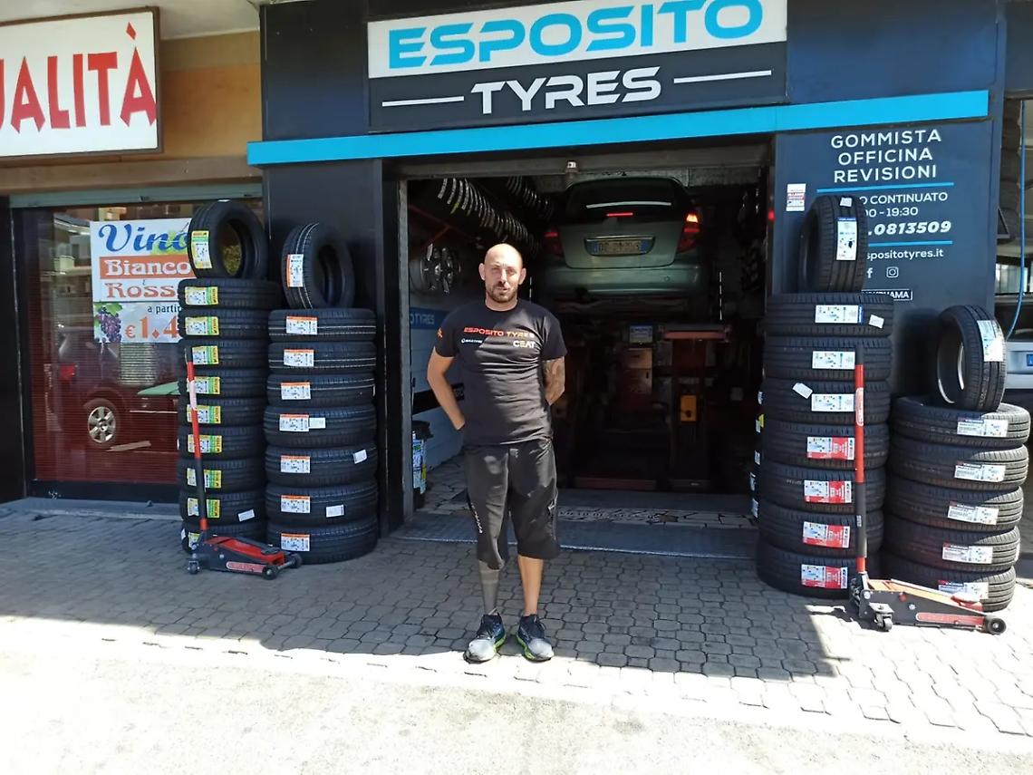 Ladro in fuga braccato dal titolare di un&rsquo;autofficina