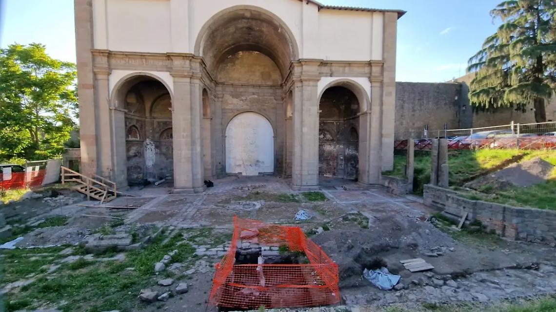 Viterbo: lo scavo di lavori Pnrr porta alla luce uno scheletro