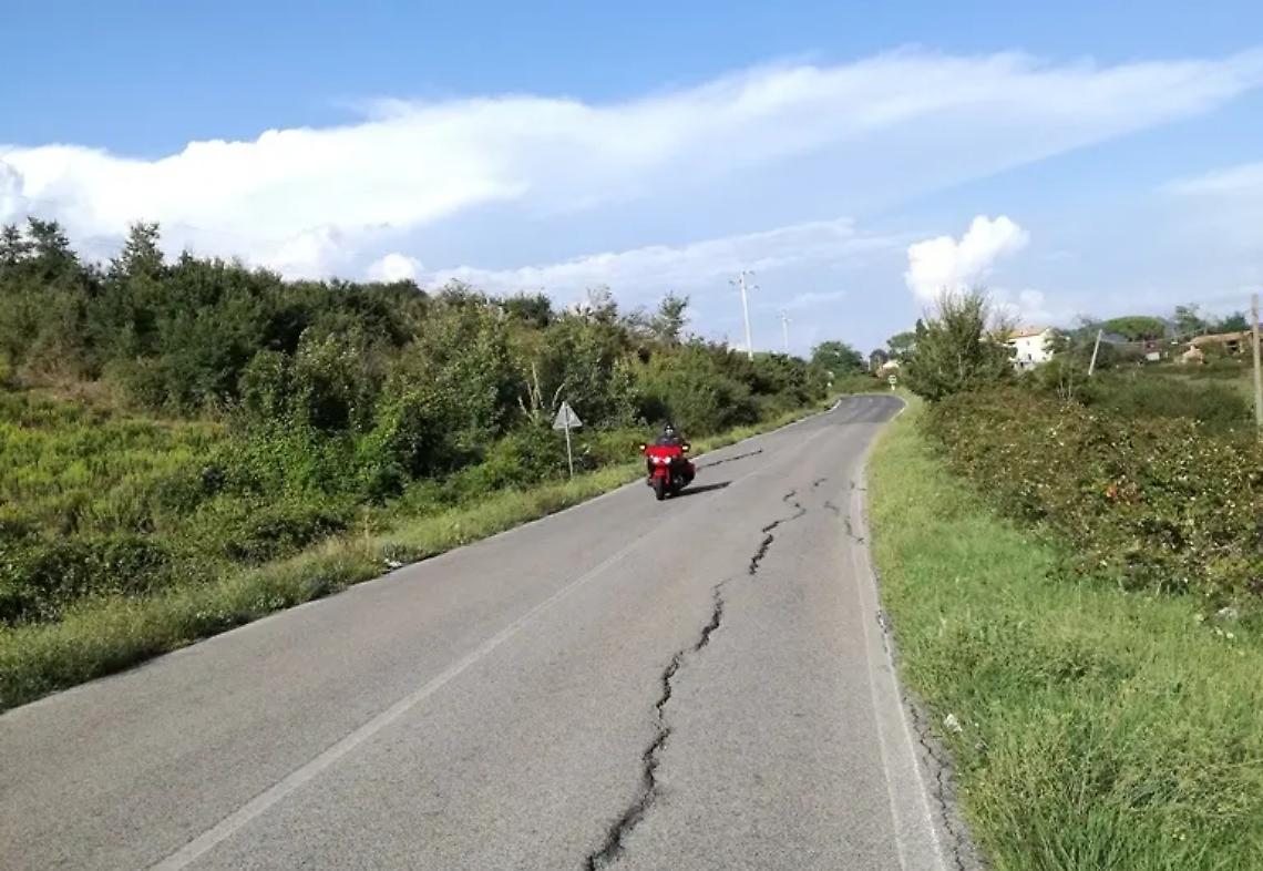 Fuori strada con lo scooter, in ospedale un 56enne