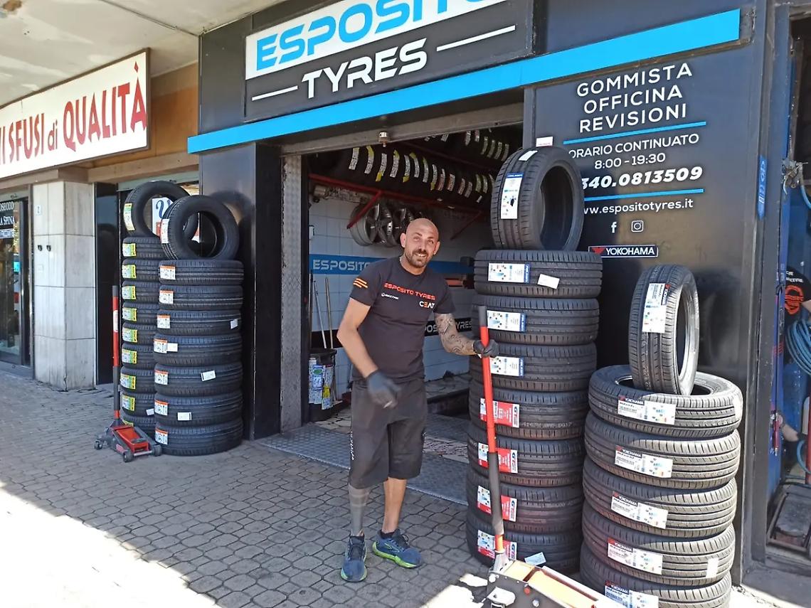 Insegue i ladri e ne ferma uno