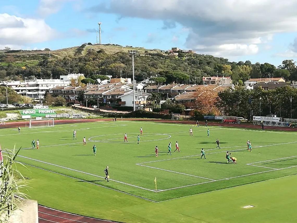 Palazzetto, attivit&agrave; dei bambini vicino al cantiere
