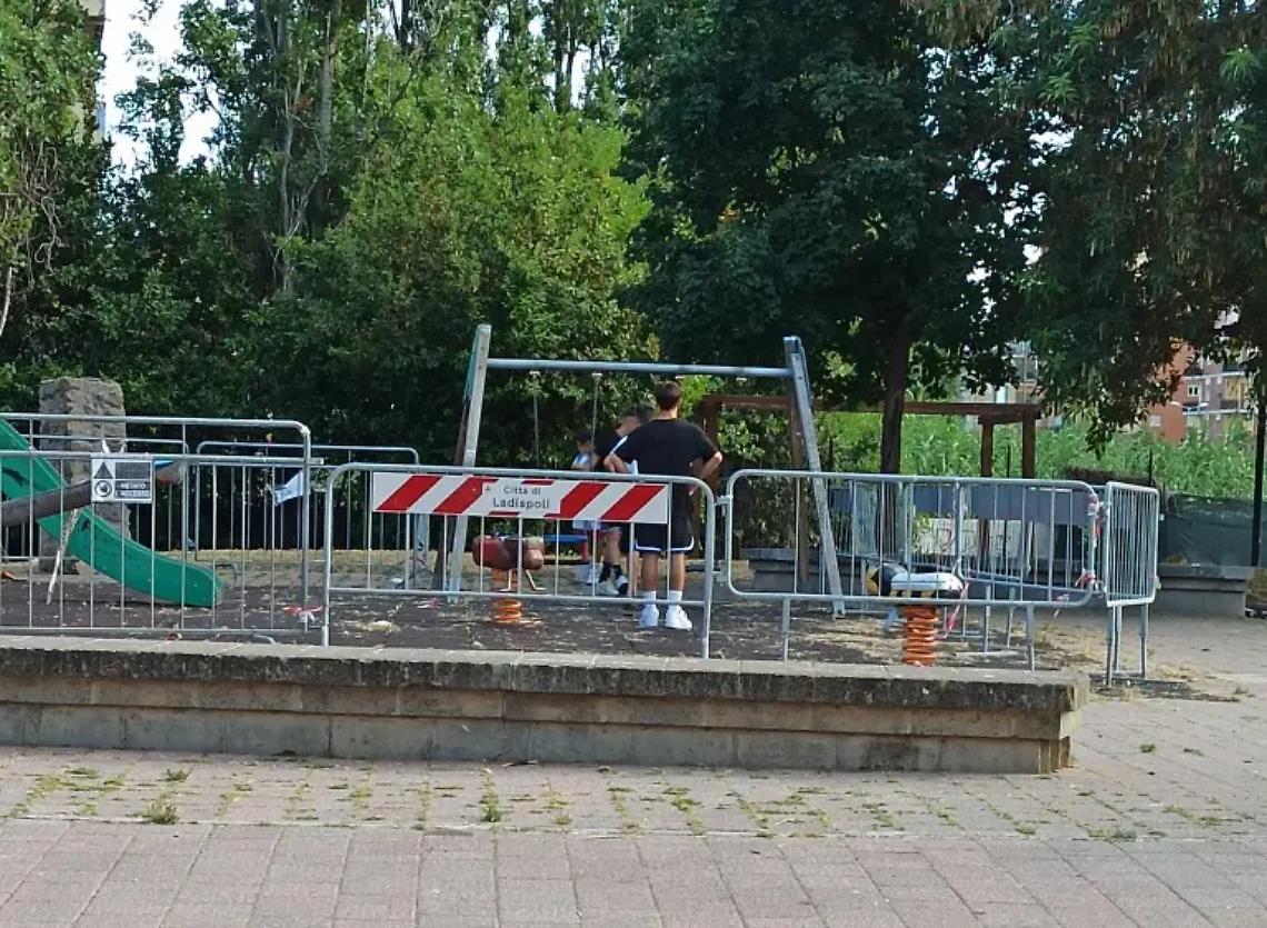 Vandali nel parco sequestrato