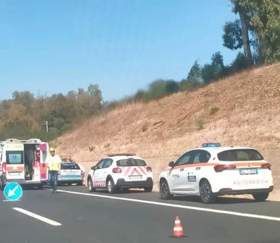 Incidente in A12: auto si ribalta, il conducente ferito