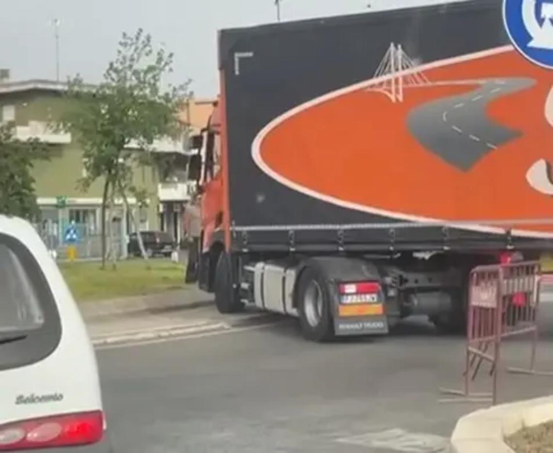 &laquo;Lavori non annunciati, si incastra un tir&raquo;