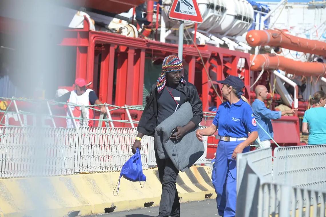 Ocean Viking, i 54 migranti sono sbarcati a Civitavecchia: stanno tutti bene