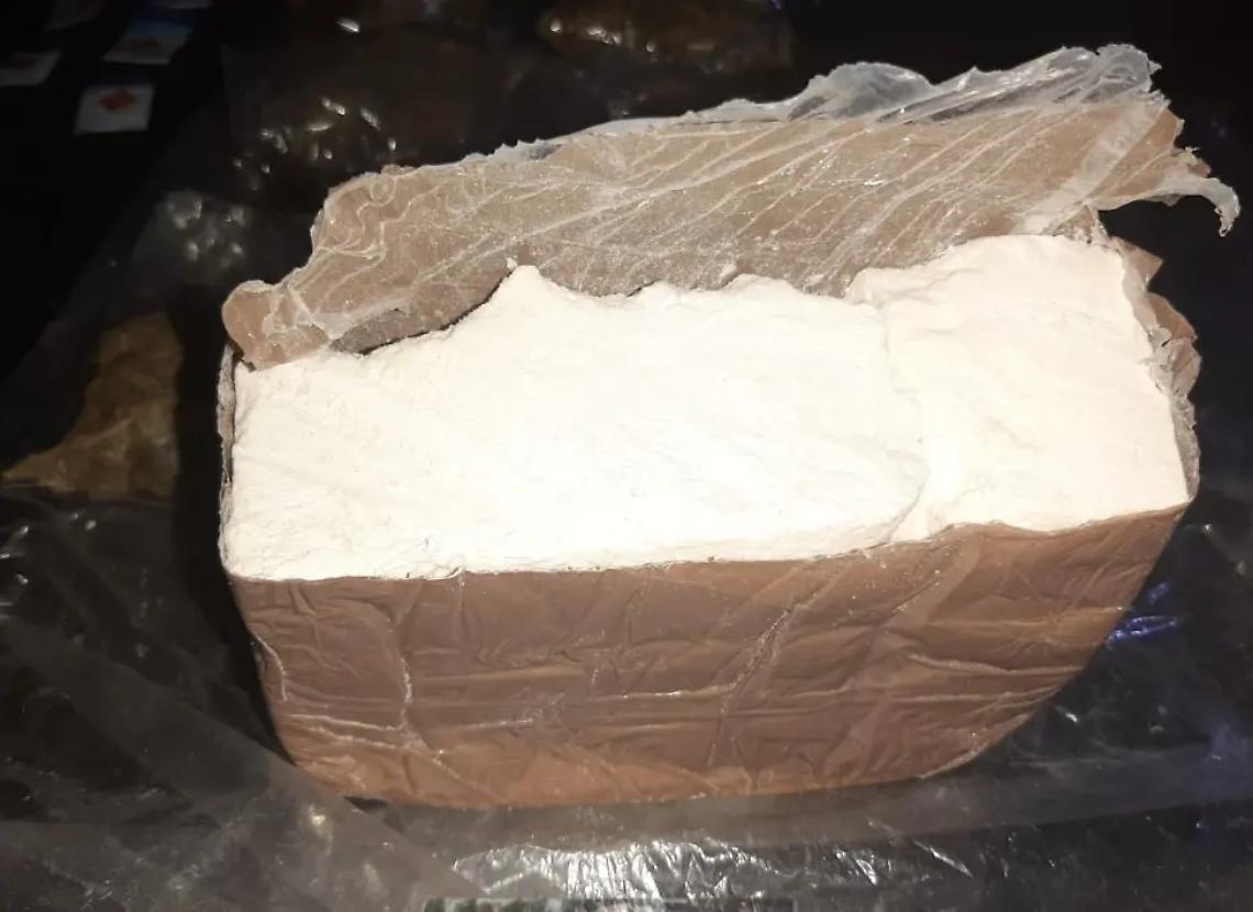 Tarquinia, bagnino pulisce la spiaggia e trova un panetto con un chilo di cocaina