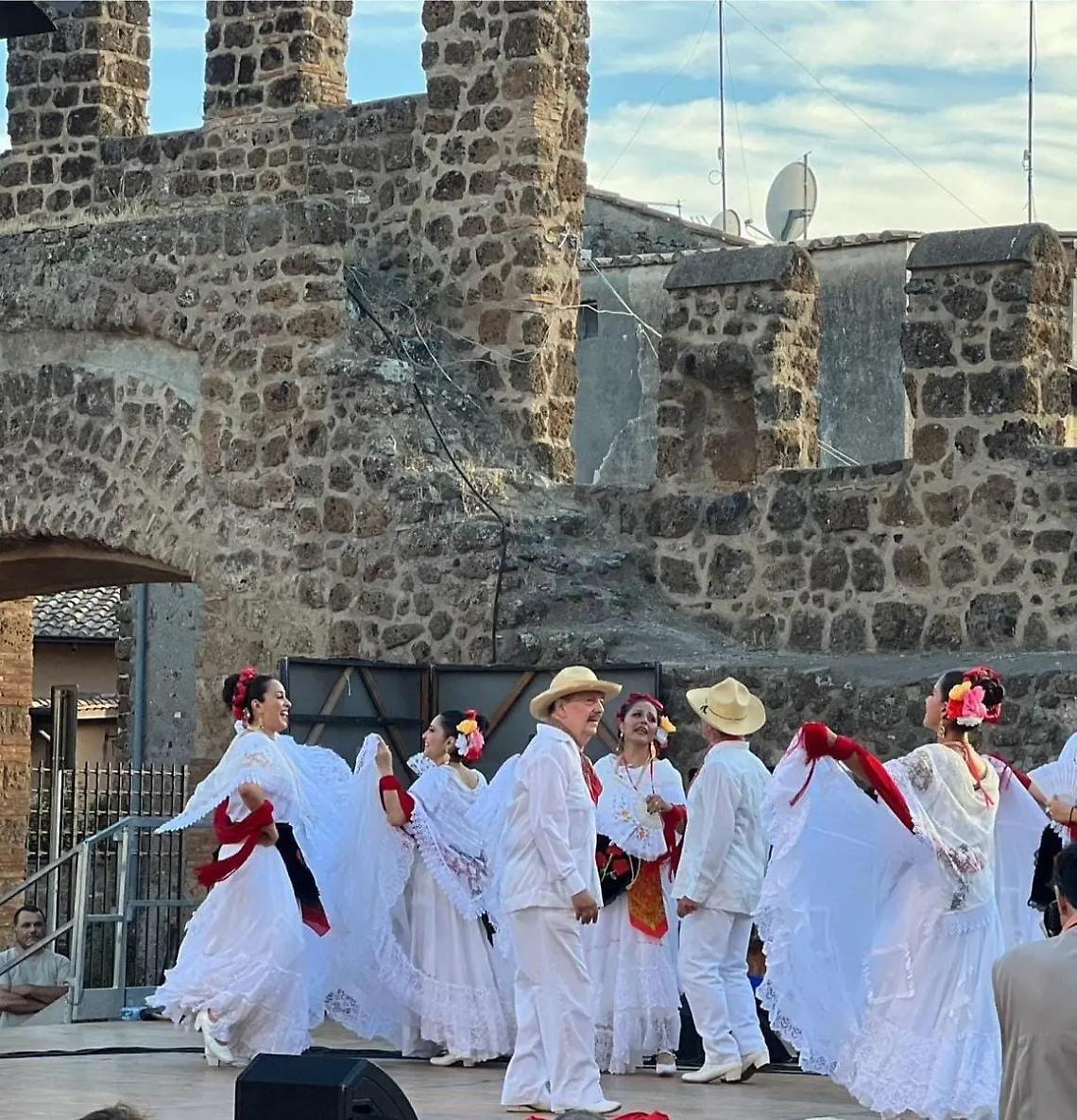 &laquo;Fai ballare anche il cielo con te perch&eacute; era ci&ograve; che tu amavi pi&ugrave; di ogni altra cosa fare&raquo;