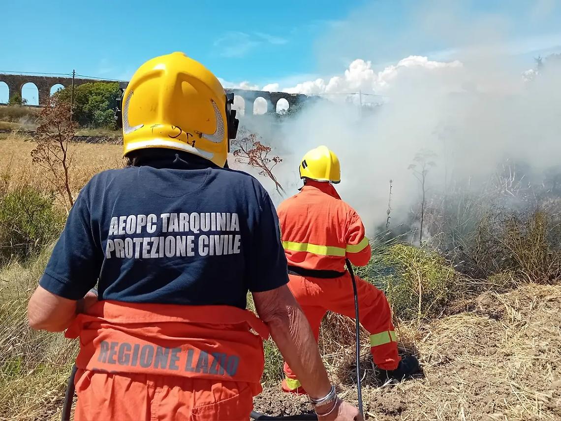 Tarquinia, vasto incendio alle Arcatelle verso Monte Romano