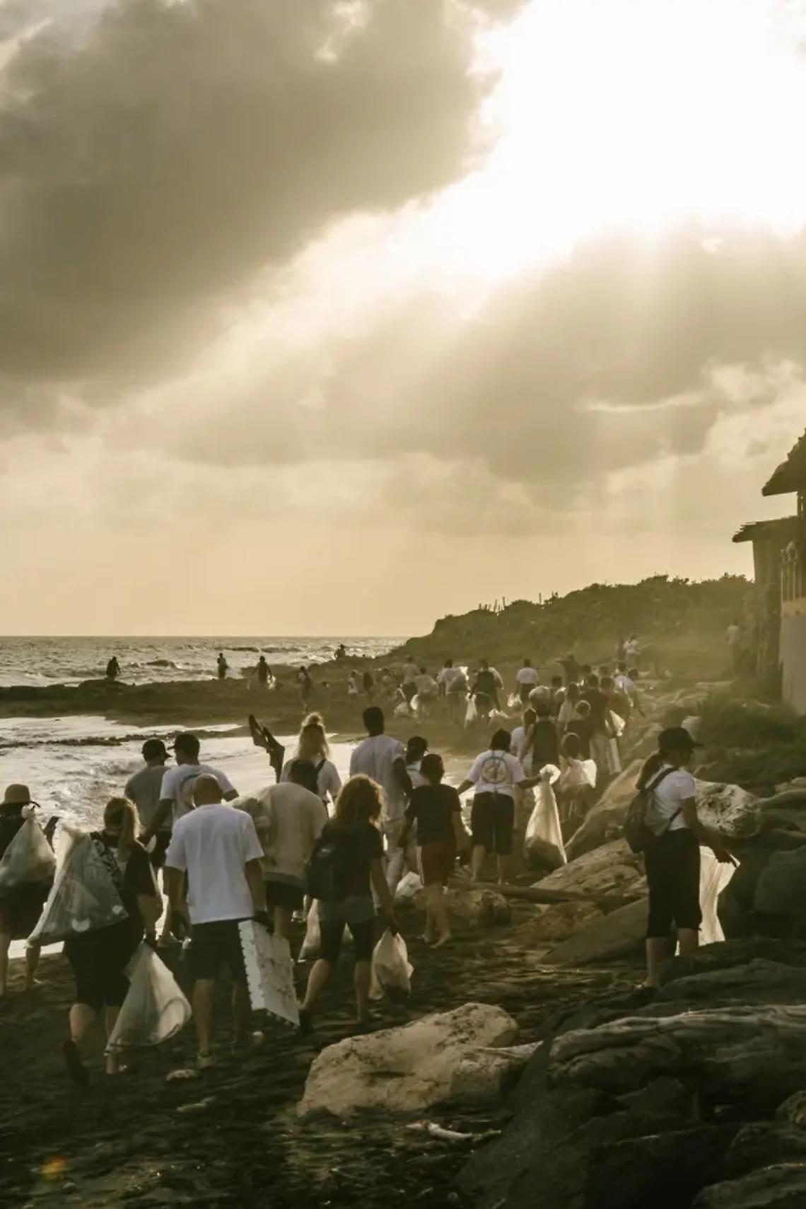 Surfisti, volontari e bambini: scatta la pulizia delle spiagge